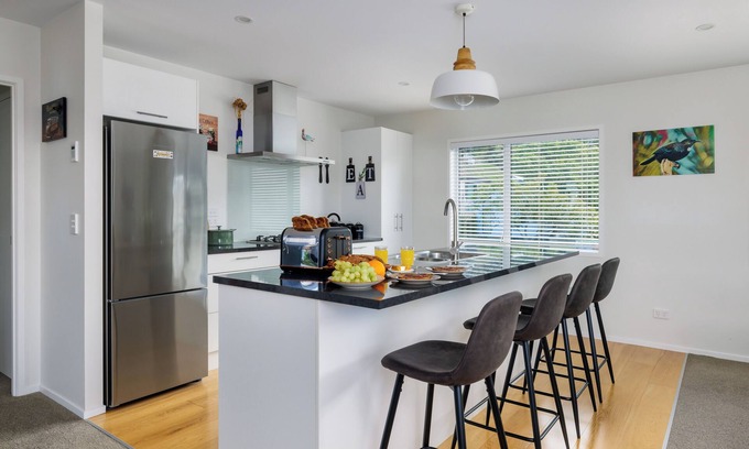 Paihia Casa | Tui Beach House - Centrally located, 3 min walk to beach, bright house Paihia.