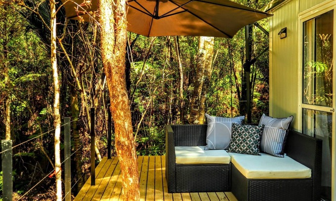 Wainui Cabina | Tui Bush Chalet, bush & golf on the doorstep