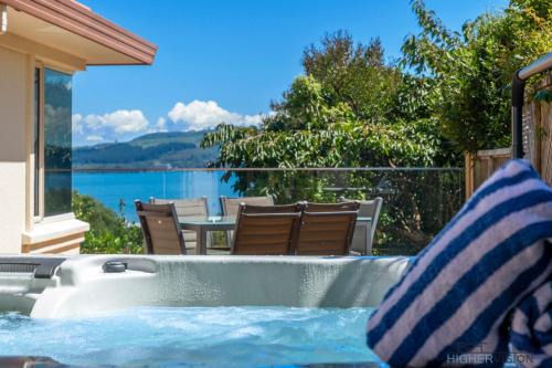 Waipahihi Casa | Tui Lookout - Spa Pool & Lake Views