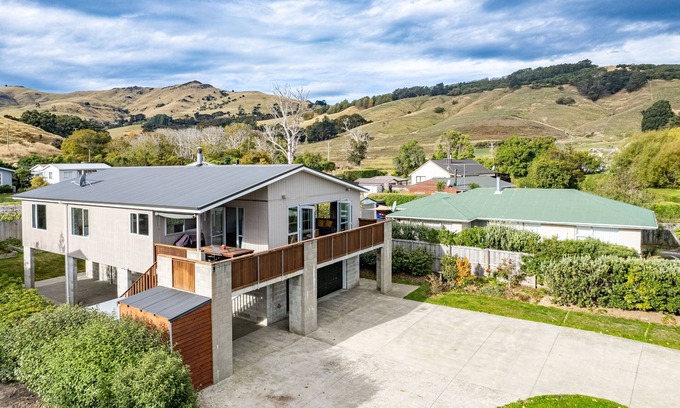 Duvauchelle Casa | Tui's Retreat - Duvauchelle Holiday Home