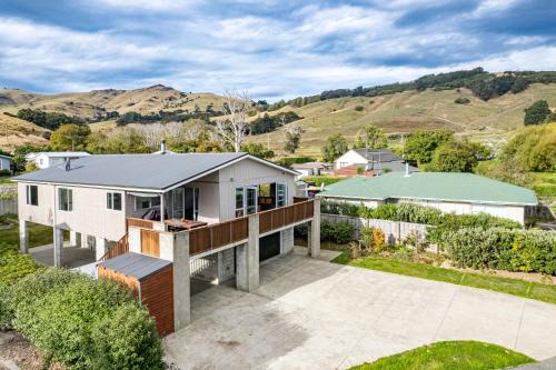Duvauchelle Casa | Tui's Retreat - Duvauchelle Holiday Home
