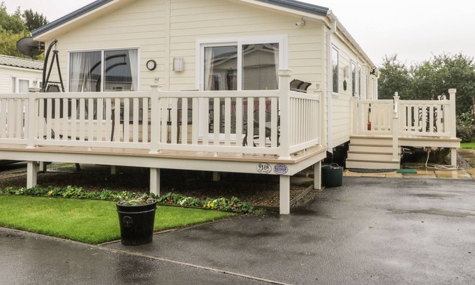 Cayton Bay Casa | TUKSUMDUIN, pet friendly, country holiday cottage in Scarborough