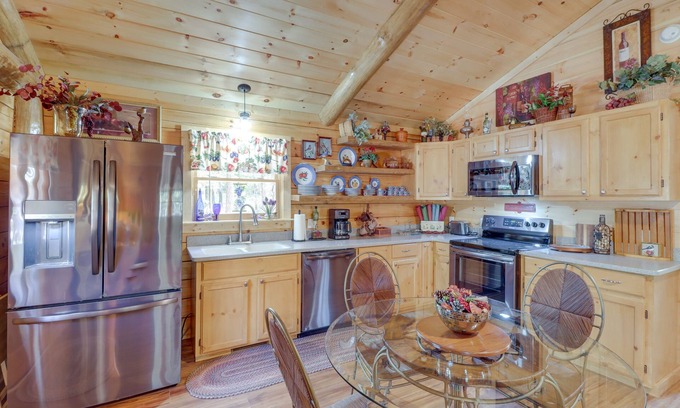 Tumbling Shoals Cabina | Tumbling Shoals Cabin w/ Fire Pit: 1 Mi to Lake