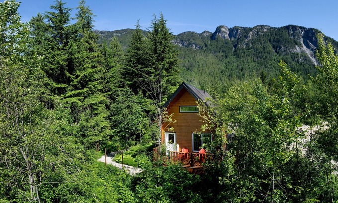 Revelstoke Hotel | Tundra Lodge - Alpha Mountain Lodging + Sauna