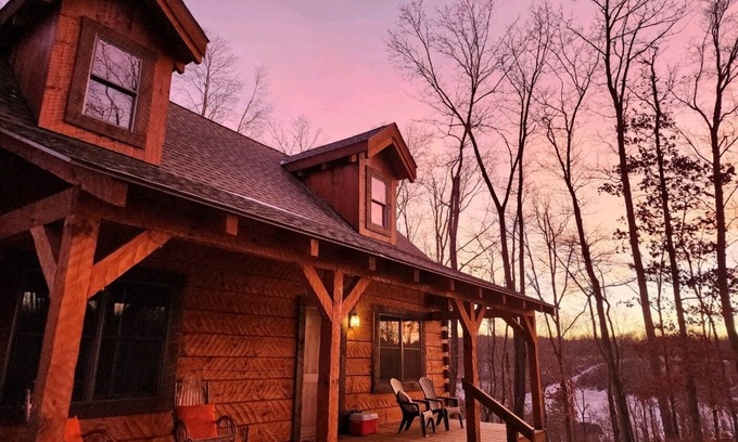 Logan Cabina | Tupelo - Hand hewn private log cabin with views