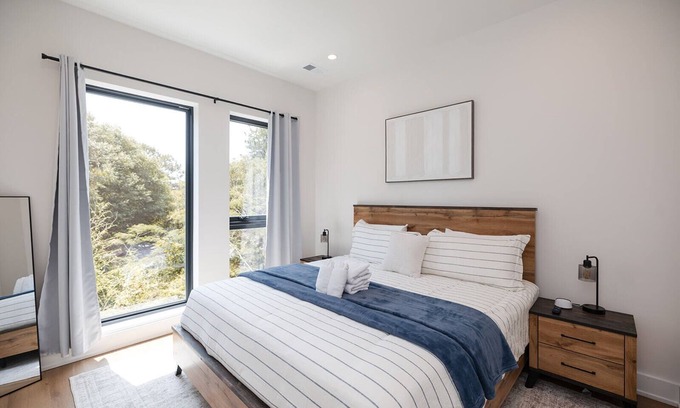 Wilmington Casa | Turf ROOFTOP + Sleeps Up to 16 If Renting Multiple Units! Unit B