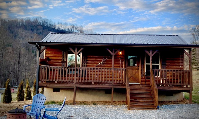 Black Mountain Cabina | Turkey Trot- New Cabin in Black Mountain w/ views & discount Biltmore tickets!