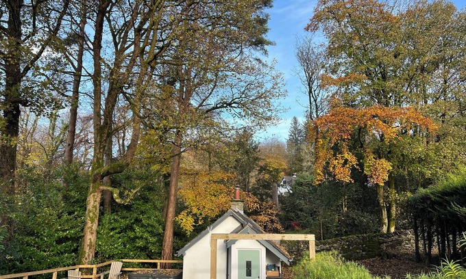 Windermere Cabaña | Turn up. Switch off Surrounded by trees with stream nearby, perfect escape for 2