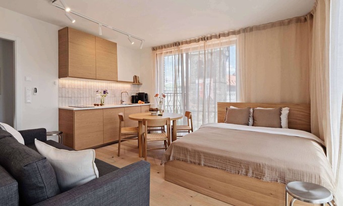 Nove Mesto Apartamento | TurnKey | Henry's Tower Penthouse II