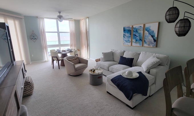 Lantana Condominio | Turnkey Tranquility in Lantana with Marina and Intracoastal views!