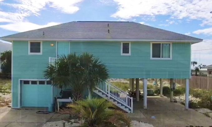 Toilla Segunda Casa | Turtles Nest, updated Family beach cottage only 1 block from the Gulf of Mexico.