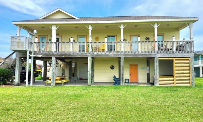 Crystal Beach Casa | TurtleShell - Hot Tub- Walk to Crystal Beach- Cargo Lift!