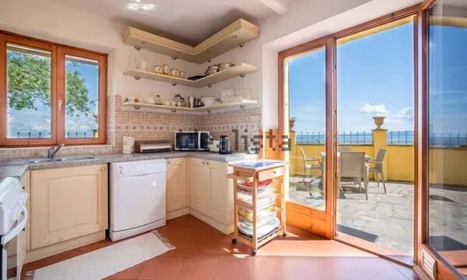 Orciatico Casa | Única casa en la cima de una colina con estupendas vistas y una hermosa piscina.