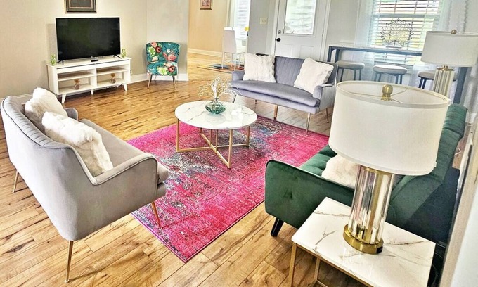 Houston County Casa | Tv in all Rooms| King Suite|Workspace| Near RAFB