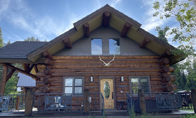 Cody Cabina | Tweek's Cabin- luxury cabin with yard, fire pit, and hot tub!!!