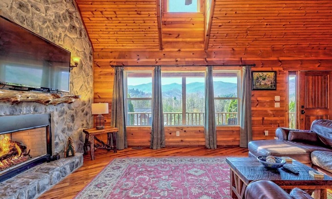 Hiawassee Cabina | Twilight Moon by Chatuge Home Concierge Hot Tub, Fire pit & Pool Table, mountain view