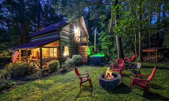 Maggie Valley Cabina | Twin Creeks Refuge, a log cabin, Pet friendly