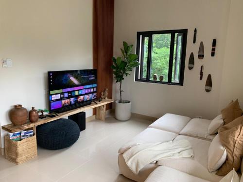Laurel Apartamento | Twin Lakes Belvedere Tagaytay with Taal mountain and valley views