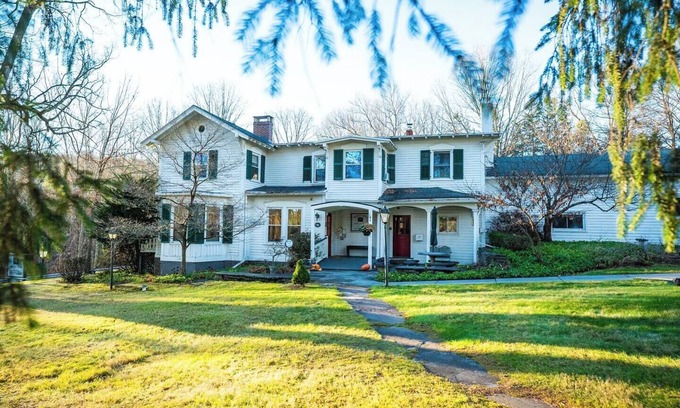 White Mills Casa | Twin Oaks Near Lake Wallenpaupack | Historic Home
