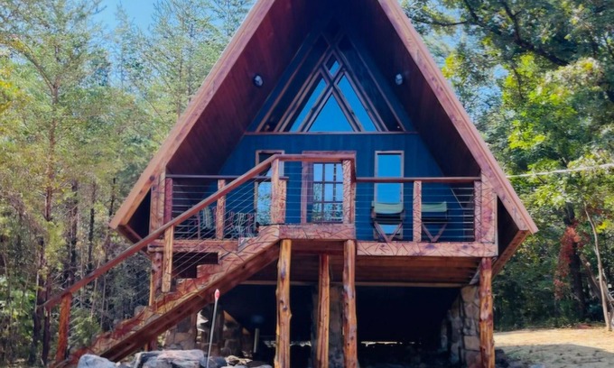 Newport Chalet De Esquí | Twin Peaks Chalet is custom built chalet in the heart of the Smoky Mountains