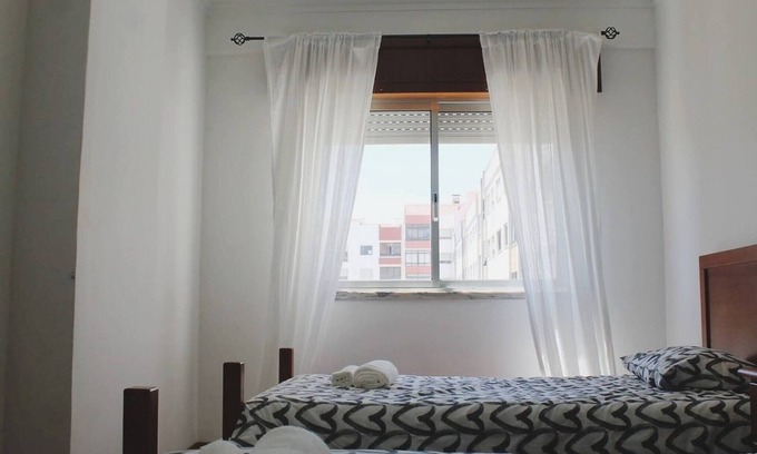 Massama Apartamento | Twin Room 2 In Sintra Massamá Next To Train Station