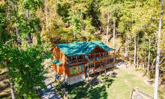 Sevierville Cabina | Twin Summit Resort by Ghosal Luxury Lodging