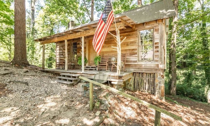 Macon Cabina | Twinkly Secluded Cabin 1BR + Loft + Trails +Grotto