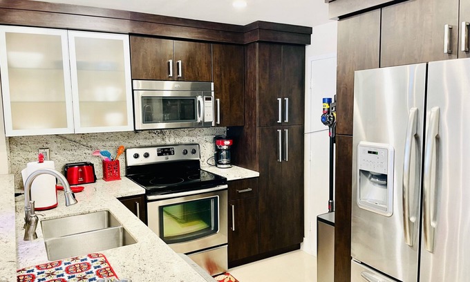 Hollywood South Central Beach Condominio | Two 1-bedroom Oceanfront Apartments with free beach service and free parking