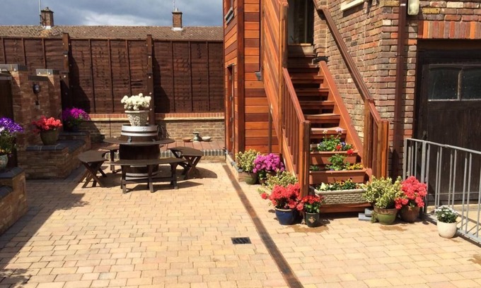 Tring Cabaña | Two Bed Ornate cottage/apartment near centre of Tring