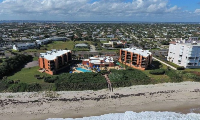 Indian Harbour Beach Complejo | Two Bedroom, Ocean Front, Luxury Condo, Indian Harbor Beach, FL 3814326