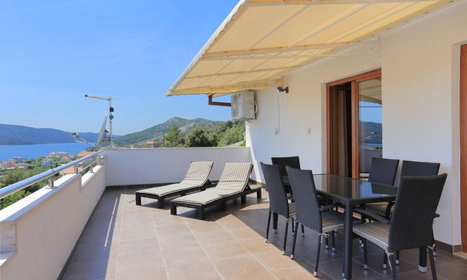 Seget Vranjica Apartamento | Apartamento para dos personas con terraza y vista al mar Seget Vranjica, Trogir (A-11273-a)