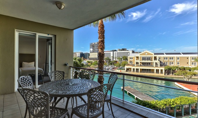 Victoria and Alfred Waterfront Apartamento | Apartamento de dos dormitorios - completamente amueblado y de diseño en V&a Marina Residential