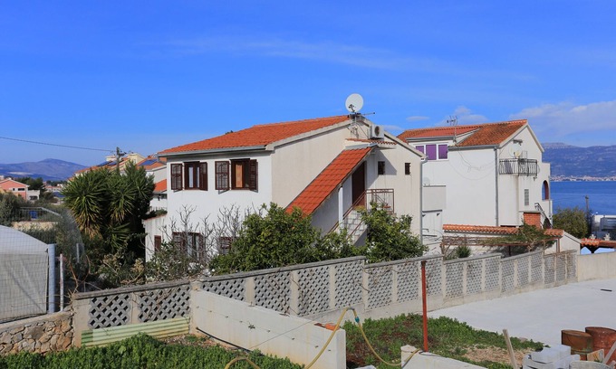 Slatine Apartamento | Apartamento para dos personas con una terraza Slatine, Ciovo (A-16345-b)