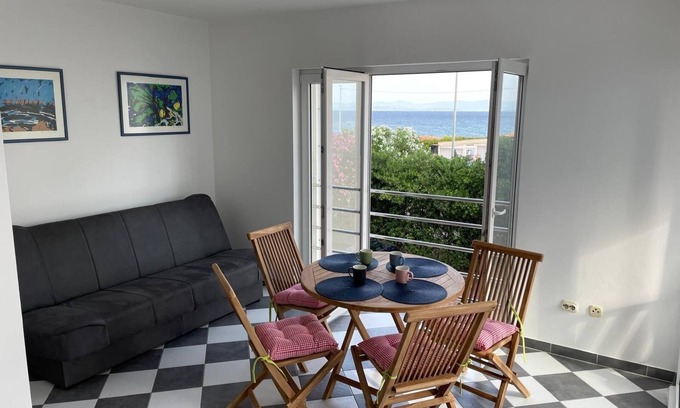 Mirce Apartamento | Two bedroom apartment near beach Mirca, Brač (A-24865-a)