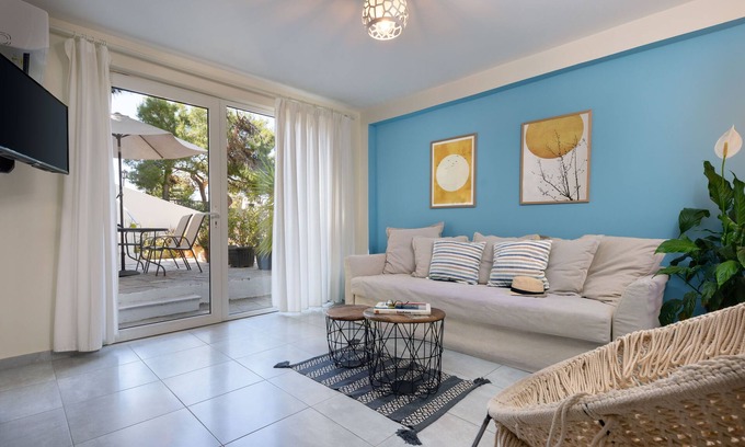 Vouliagmeni Apartamento | Two Bedroom Apartment with Garden by BluPine (Vouliagmeni Stylish Homes)