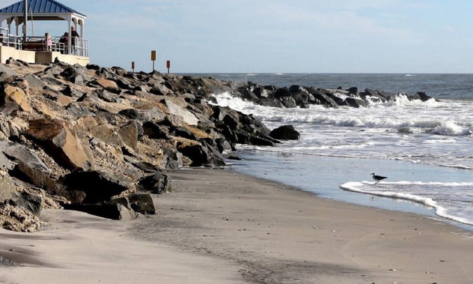 North Wildwood Condominio | Two Bedroom Beachfront Ocean View, Pool and parking.