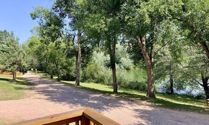 Hot Springs Cabina | Two bedroom cabin, private lake, pet friendly