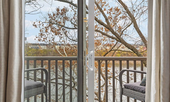 East Bank Condominio | Two Bedroom Condo along the River in Downtown Nashville
