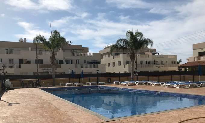 Liopetri Apartamento | Apartamento de dos dormitorios en planta baja con una gran piscina comunitaria en un lugar relajante