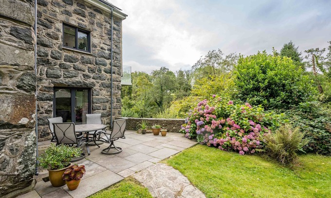 Criccieth Cabaña | Two Bedroom Holiday Cottage On The Banks of The River Dwyfor | Melin-Dwyfor