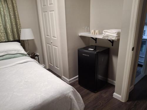 Teaneck Casa | Two-Bedroom Home Private Parking 25 min to NYC