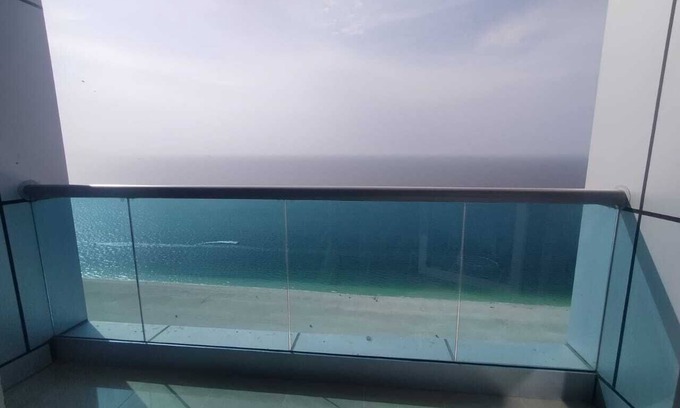 Rumailah Apartamento | Two-bedroom hotel apartment with a living room and a sea view, VIP