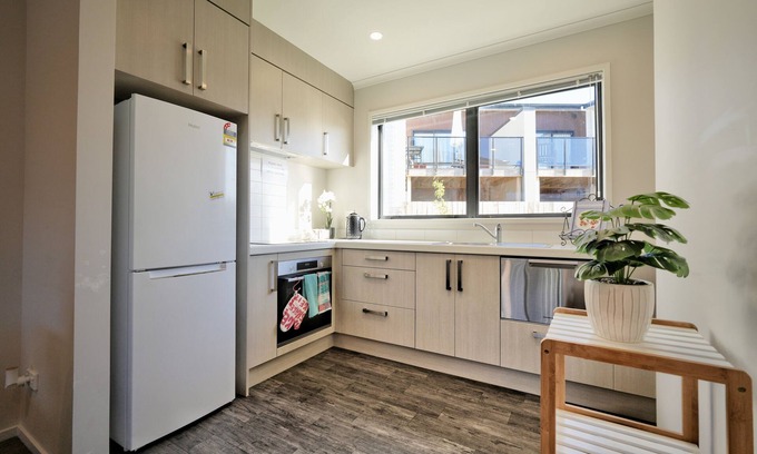 Hamilton Casa | Two-bedroom House with Jacuzzi at Rototuna!