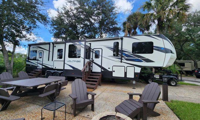 River Ranch Cabaña | Two Bedroom On-site RV Rental at River Ranch! 407
