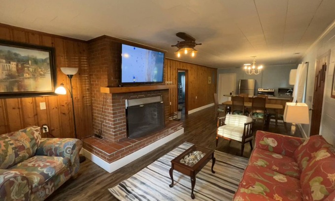Craven County Cabaña | Two-bedroom/One bath Waterfront Cottage with Dock