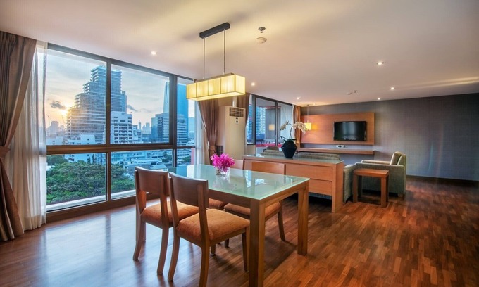 Thung Maha Mek Apartamento | Two Bedroom Residence is a home away home.