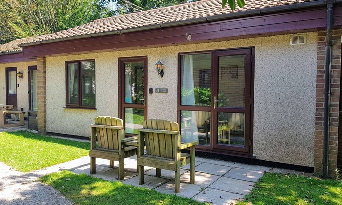 Saint Erth Praze Apartamento | Two bedroomed holiday bungalow, set within the leafy grounds of Tolroy Manor