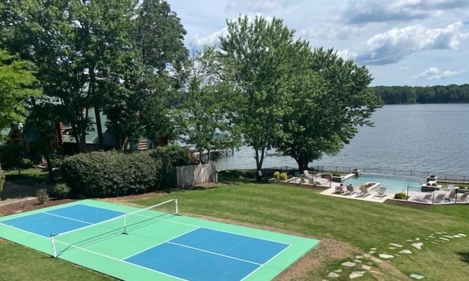 Lake Norman of Catawba Casa | Two best houses on the Lake: The Retreat The Lodge and the Cottage | Pool | Pickleball Court
