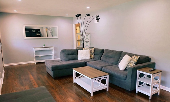 Sappington Casa | Two blocks front Grants Farm! Pets allowed fenced.