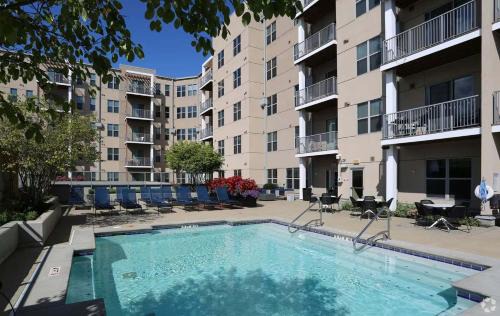 Central Business District Apartamento | TWO CozySuites at the Banks with Pool 17